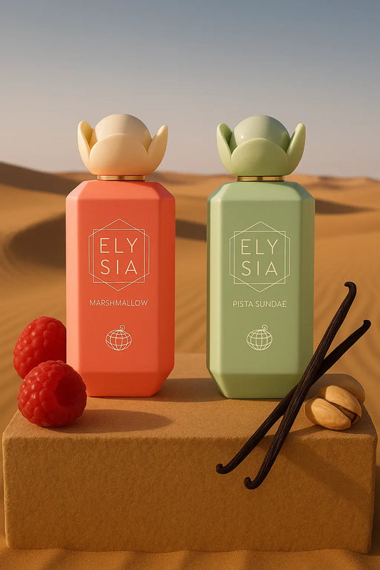 Eaux de Parfums Elysia Marshmallow et Elysia Pista Sundae sur un présentoir, au milieu du désert des Émirats