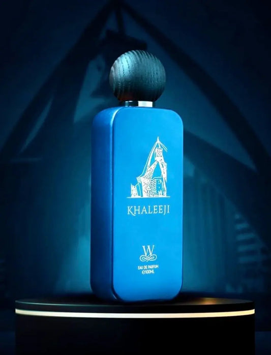 Eau de Parfum Khaleeji sur présentoir et fond abstrait bleu